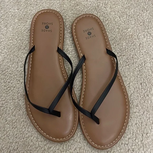 Bundle of 4 Pairs of Women’s Old Navy Sandals and Flip Flops - Size 8 - Picture 6 of 9